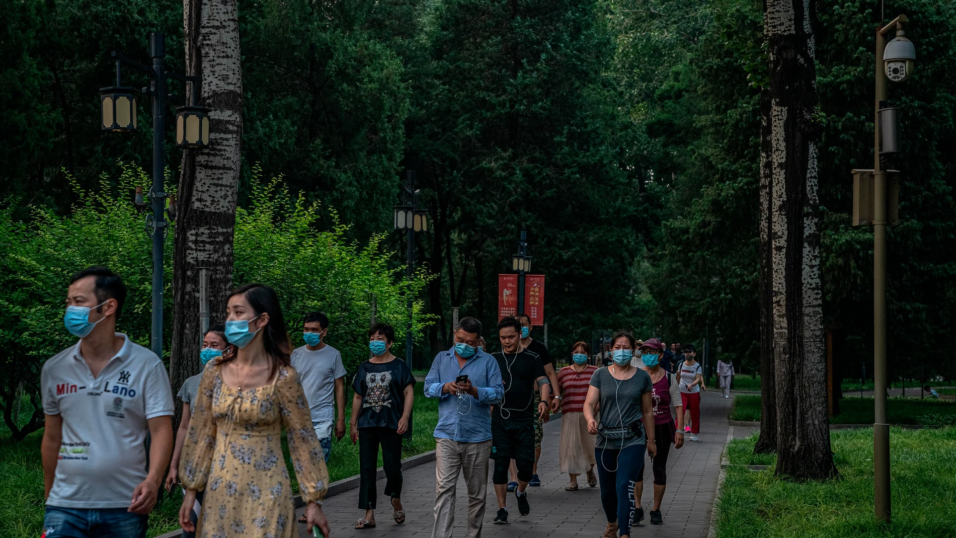 Un grupo de personas con mascarilla pasea por Pekín