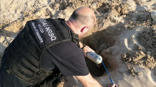 Los Tedax han desalojado la playa y han detonado el explosivo Los Tedax han desalojado la playa y han detonado el explosivo
