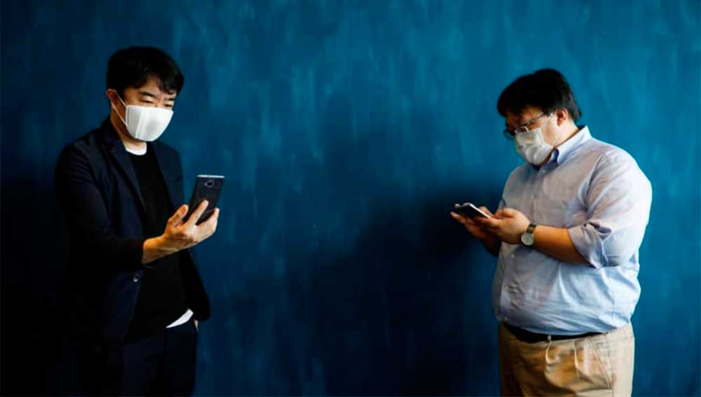 Integrantes de Donut Robotics con C-Mask