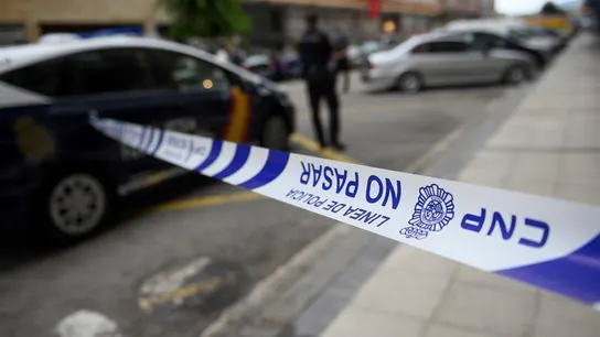 Agentes de la Policia en el exterior de un edificio de Santander puesto en cuarentena Agentes de la Policia en el exterior de un edificio de Santander puesto en cuarentena