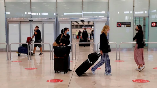 Viajeros llegando al Aeropuerto Adolfo Suárez-Madrid Barajas Viajeros llegando al Aeropuerto Adolfo Suárez-Madrid Barajas