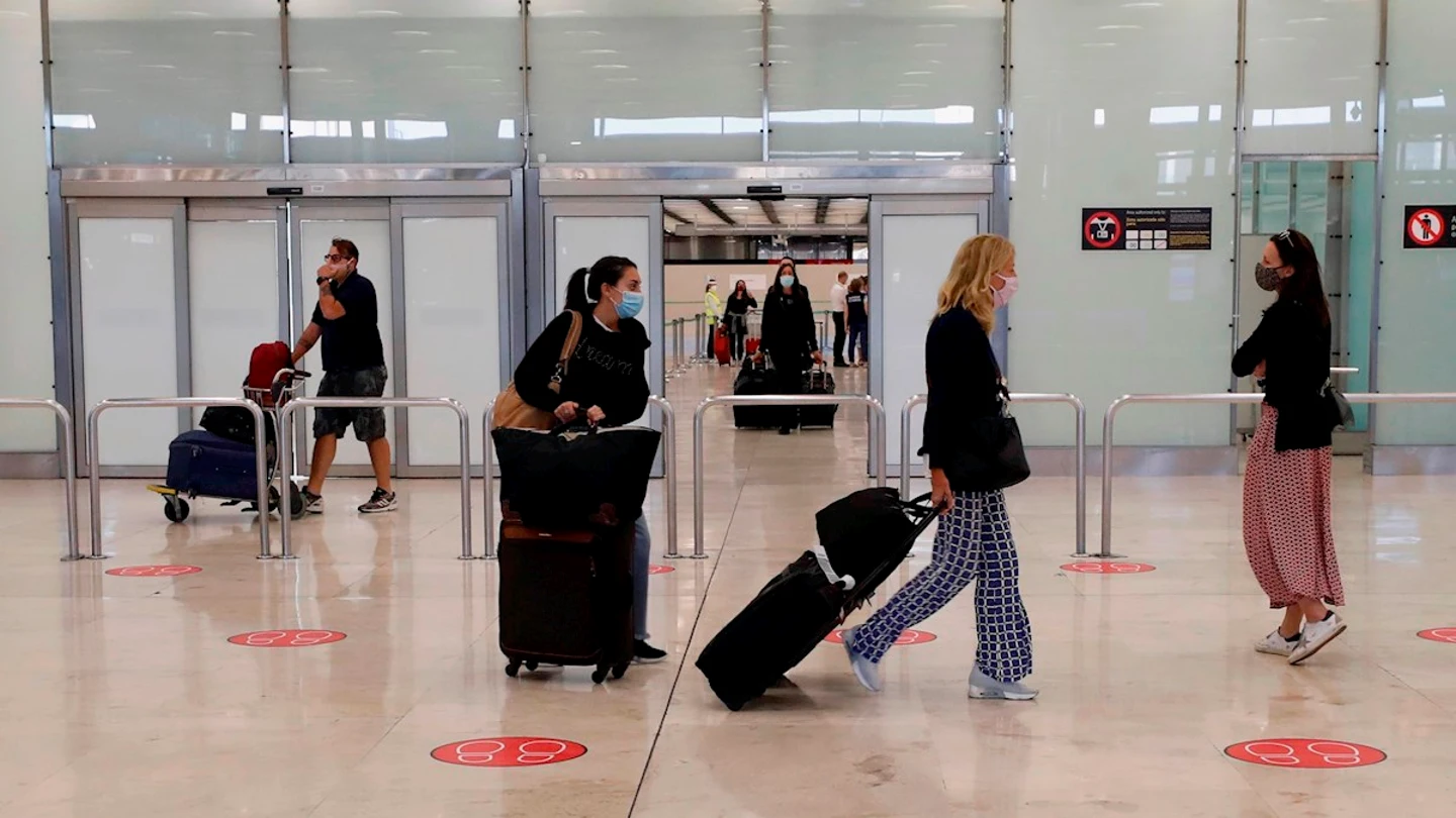 Viajeros llegando al Aeropuerto Adolfo Suárez-Madrid Barajas Viajeros llegando al Aeropuerto Adolfo Suárez-Madrid Barajas