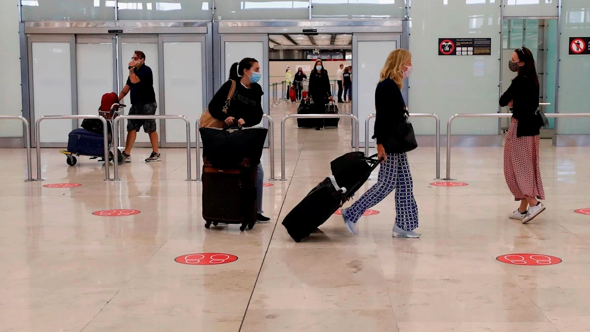 Viajeros llegando al Aeropuerto Adolfo Suárez-Madrid Barajas