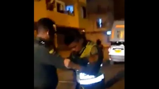 Dos policías presuntamente borrachos chocan con el coche patrulla Dos policías presuntamente borrachos chocan con el coche patrulla en Colombia
