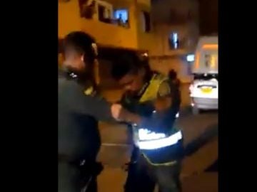 Dos policías presuntamente borrachos chocan con el coche patrulla Dos policías presuntamente borrachos chocan con el coche patrulla