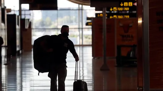 Un pasajero en la Terminal 4 del Aeropuerto de Madrid-Barajas Adolfo Suárez. Un pasajero en la Terminal 4 del Aeropuerto de Madrid-Barajas Adolfo Suárez.