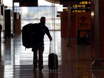 Un pasajero en la Terminal 4 del Aeropuerto de Madrid-Barajas Adolfo Suárez. Un pasajero en la Terminal 4 del Aeropuerto de Madrid-Barajas Adolfo Suárez.