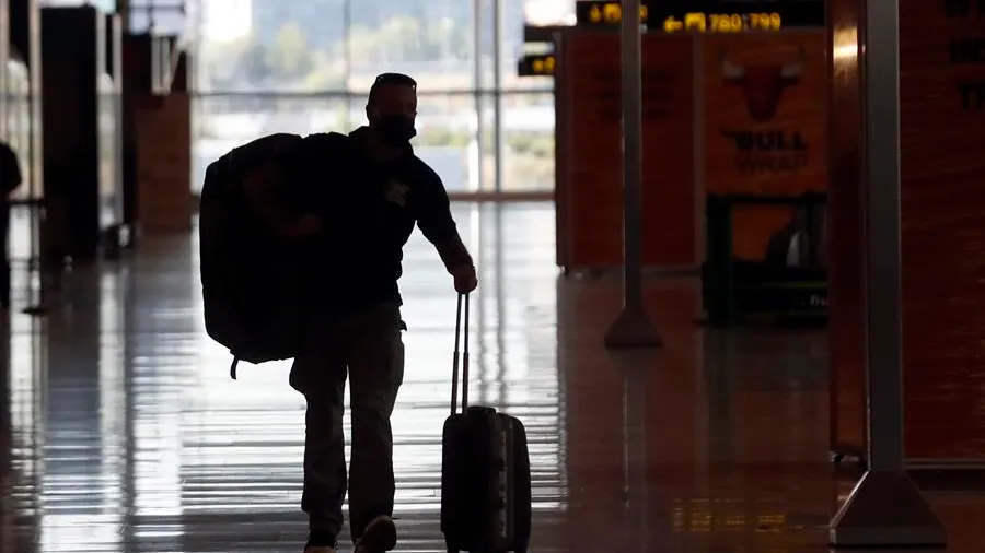 Un pasajero en la Terminal 4 del Aeropuerto de Madrid-Barajas Adolfo Suárez. 