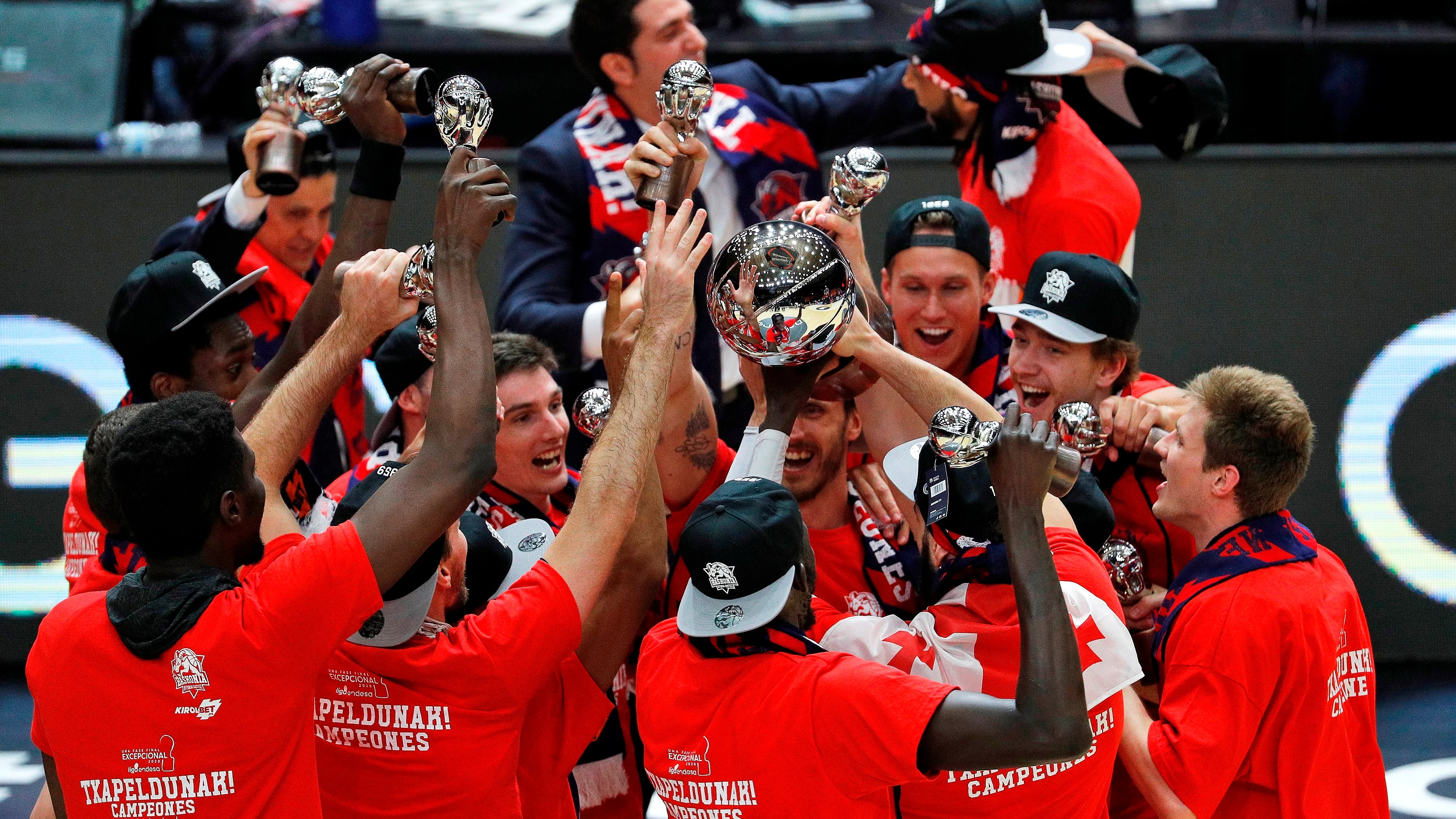 Los jugadores del Baskonia celebran el título logrado ante el Barcelona