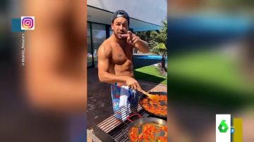 "Cocina con Mario Casas en su casa": el vídeo viral del actor cocinando una paella sin camiseta