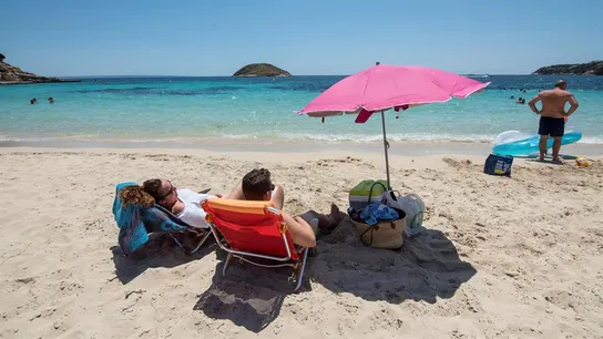 Una pareja toma el sol en la Playa de Magaluf, en Mallorca. Una pareja toma el sol en la Playa de Magaluf, en Mallorca.