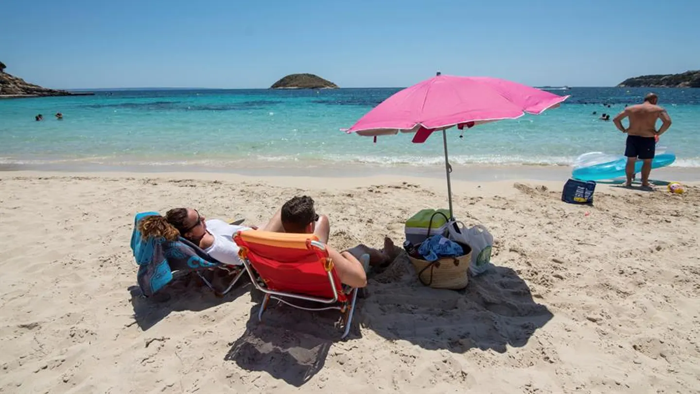 Una pareja toma el sol en la Playa de Magaluf, en Mallorca. Una pareja toma el sol en la Playa de Magaluf, en Mallorca.