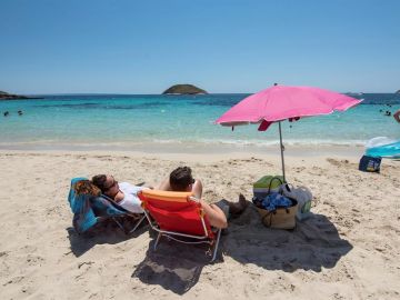 Una pareja toma el sol en la Playa de Magaluf, en Mallorca. Una pareja toma el sol en la Playa de Magaluf, en Mallorca.