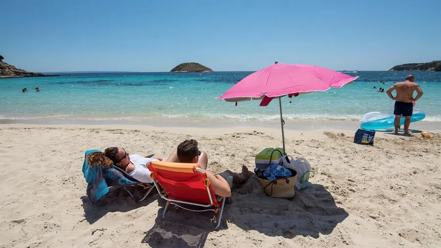 Una pareja toma el sol en la Playa de Magaluf, en Mallorca.