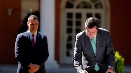 Antonio Garamendi firma el 'Acuerdo por la reactivación económica y el empleo' ante la mirada de Pedro Sánchez Antonio Garamendi firma el 'Acuerdo por la reactivación económica y el empleo' ante la mirada de Pedro Sánchez