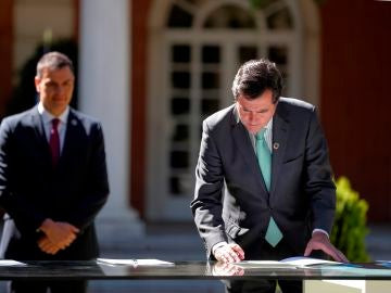 Antonio Garamendi firma el 'Acuerdo por la reactivación económica y el empleo' ante la mirada de Pedro Sánchez Antonio Garamendi firma el 'Acuerdo por la reactivación económica y el empleo' ante la mirada de Pedro Sánchez