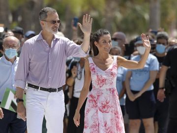 El rey Felipe VI y la reina Letizia posan en el paseo marítimo de Benidorm El rey Felipe VI y la reina Letizia posan en el paseo marítimo de Benidorm