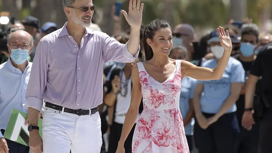 El rey Felipe VI y la reina Letizia posan en el paseo marítimo de Benidorm