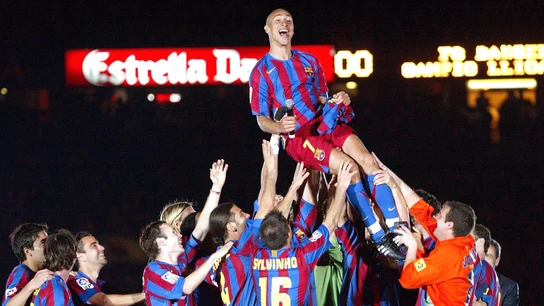 Los futbolistas del Barça mantean a Larsson Los futbolistas del Barça mantean a Larsson