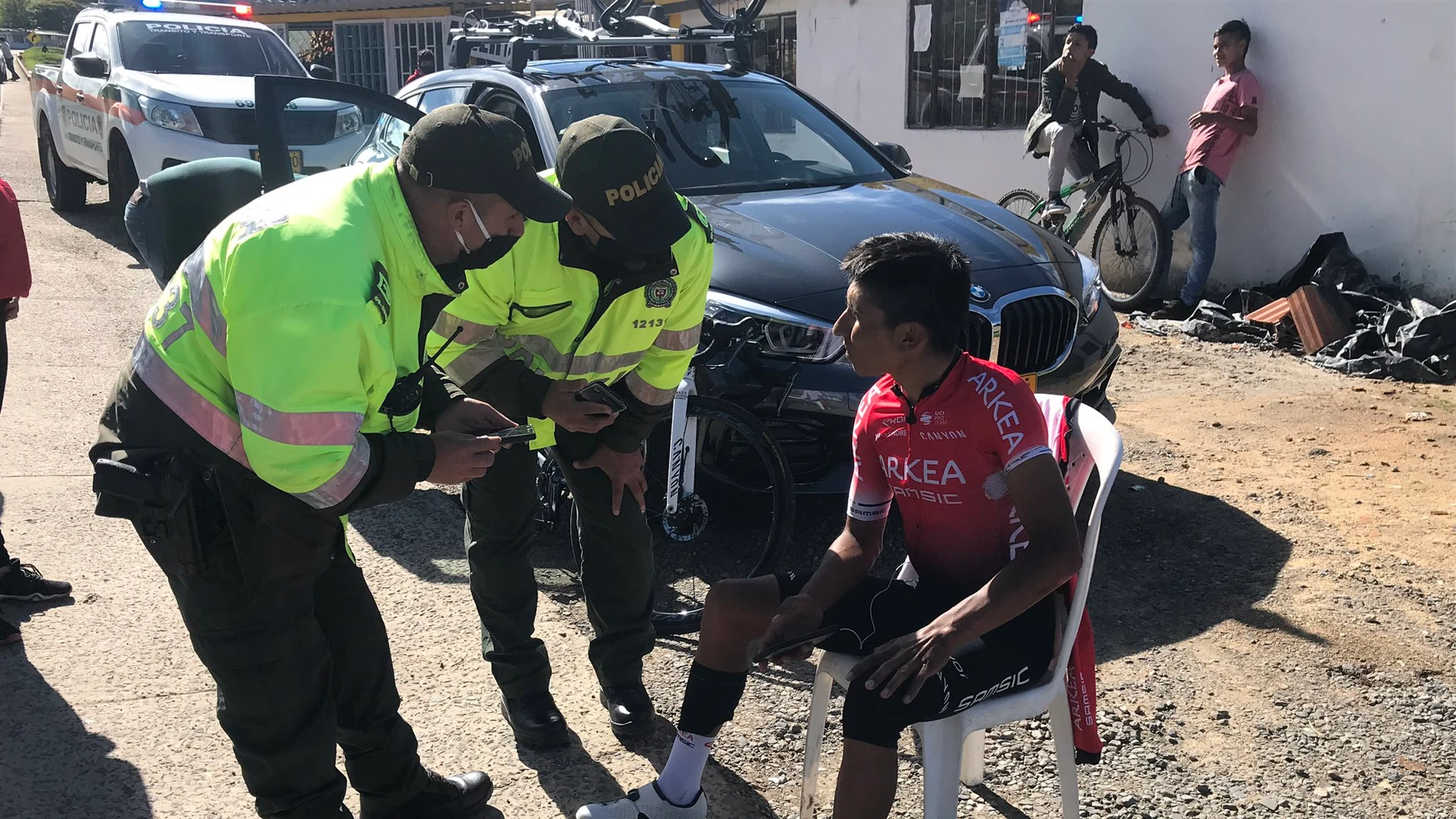 Nairo Quintana siendo atendido por la Policía