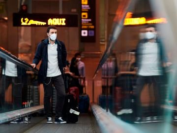 Un pasajero se dispone a embarcar en la terminal 1 del aeropuerto Josep Tarradellas Barcelona El Prat Un pasajero se dispone a embarcar en la terminal 1 del aeropuerto Josep Tarradellas Barcelona El Prat