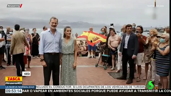 Un hombre "tocándose sus partes" eclipsa la fotografía del rey Felipe y la reina Letizia en Canarias Un hombre "tocándose sus partes" eclipsa la fotografía del rey Felipe y la reina Letizia en Canarias
