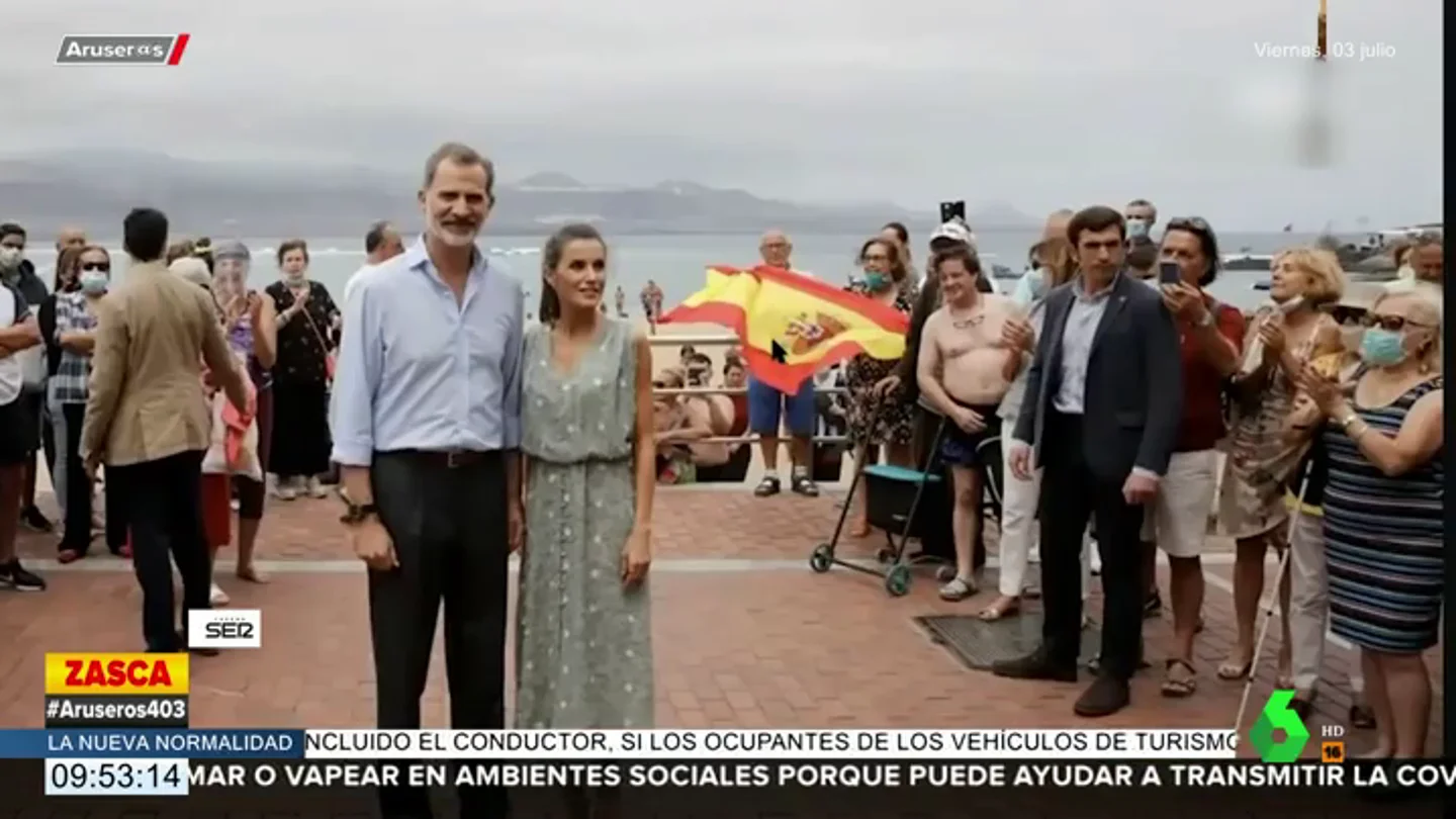 Un hombre "tocándose sus partes" eclipsa la fotografía del rey Felipe y la reina Letizia en Canarias Un hombre "tocándose sus partes" eclipsa la fotografía del rey Felipe y la reina Letizia en Canarias