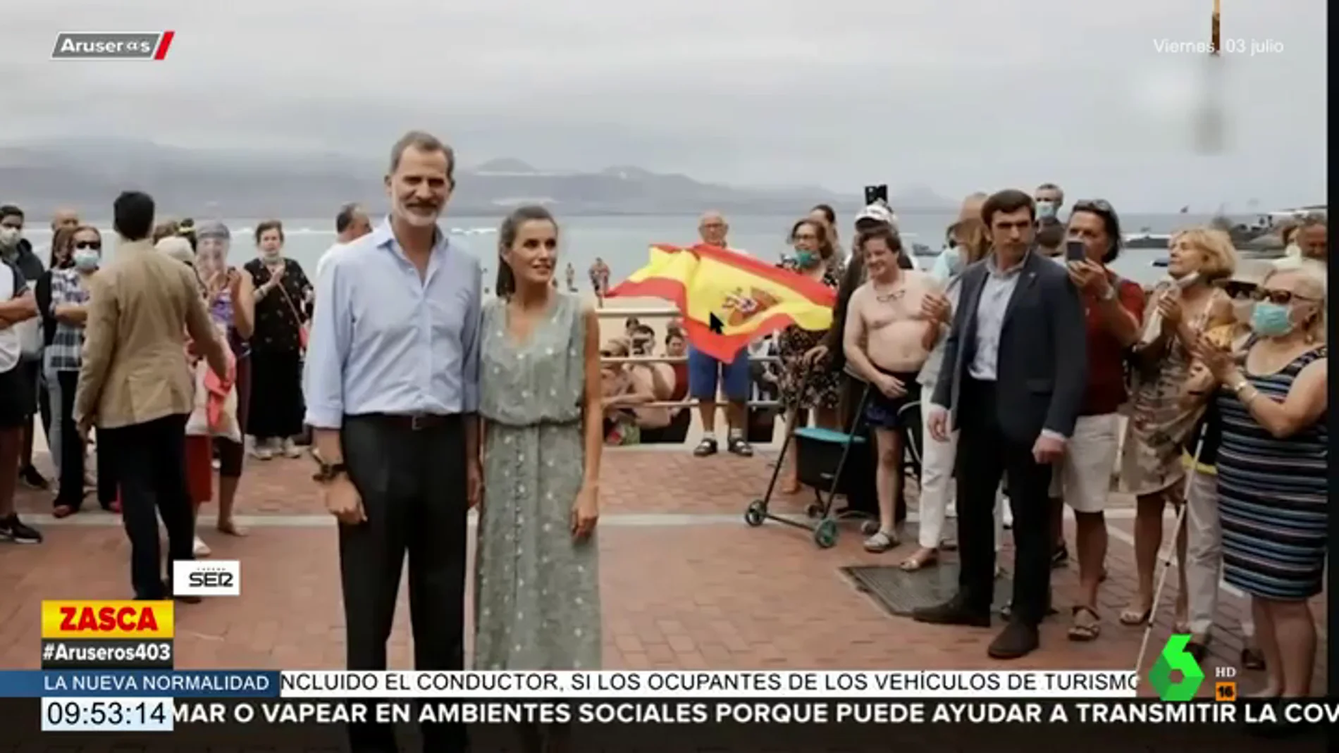 Un hombre "tocándose sus partes" eclipsa la fotografía del rey Felipe y la reina Letizia en Canarias