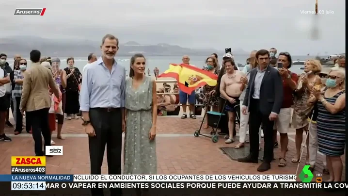 Un hombre "tocándose sus partes" eclipsa la fotografía del rey Felipe y la reina Letizia en Canarias