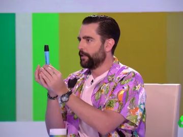 Dani Mateo ha hecho entrega del "subrayador del presentador" a Anna Simón Dani Mateo ha hecho entrega del "subrayador del presentador" a Anna Simón