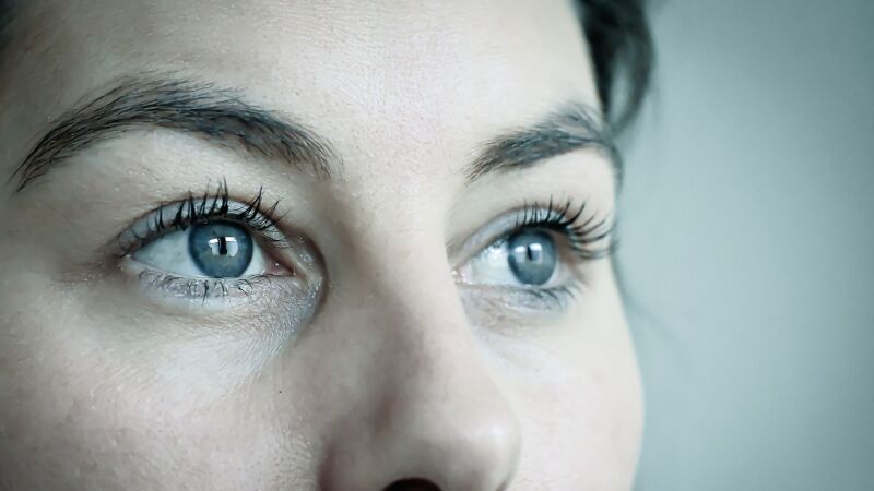 Así consiguen nuestros ojos moverse sincronizadamente