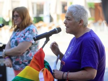 La presidenta de la Federación Estatal de Lesbianas, Gais, Trans y Bisexuales (FELGTB), Uge Sangil durante una rueda de prensa La presidenta de la Federación Estatal de Lesbianas, Gais, Trans y Bisexuales (FELGTB), Uge Sangil durante una rueda de prensa