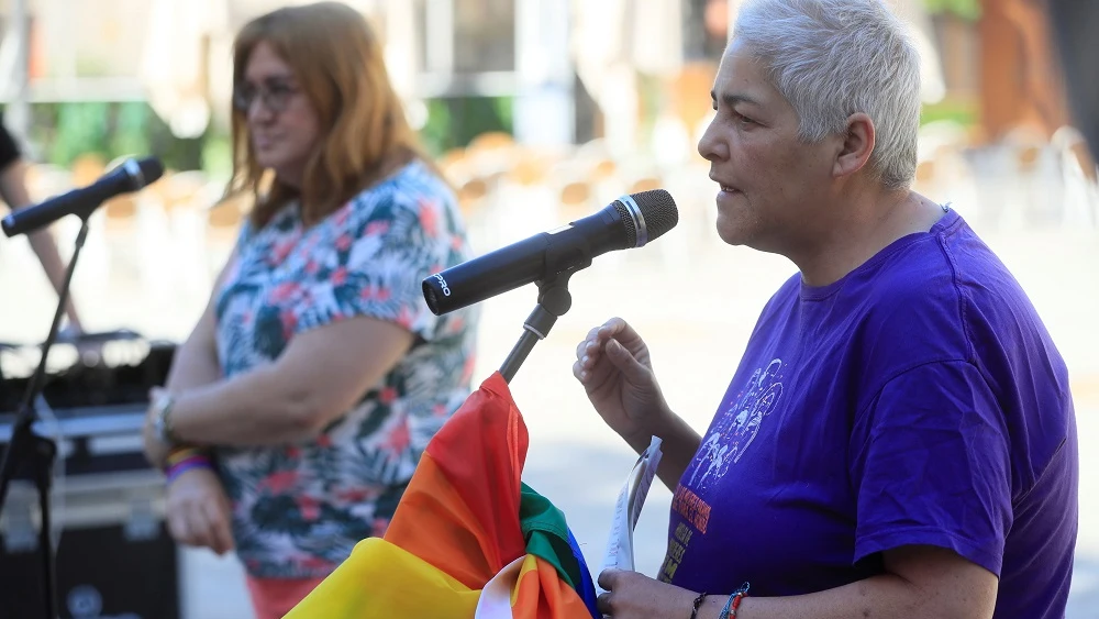 La presidenta de la Federación Estatal de Lesbianas, Gais, Trans y Bisexuales (FELGTB), Uge Sangil durante una rueda de prensa