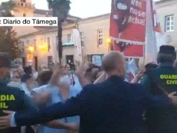 La Guardia Civil evita incidentes entre manifestantes y alcaldes del PP