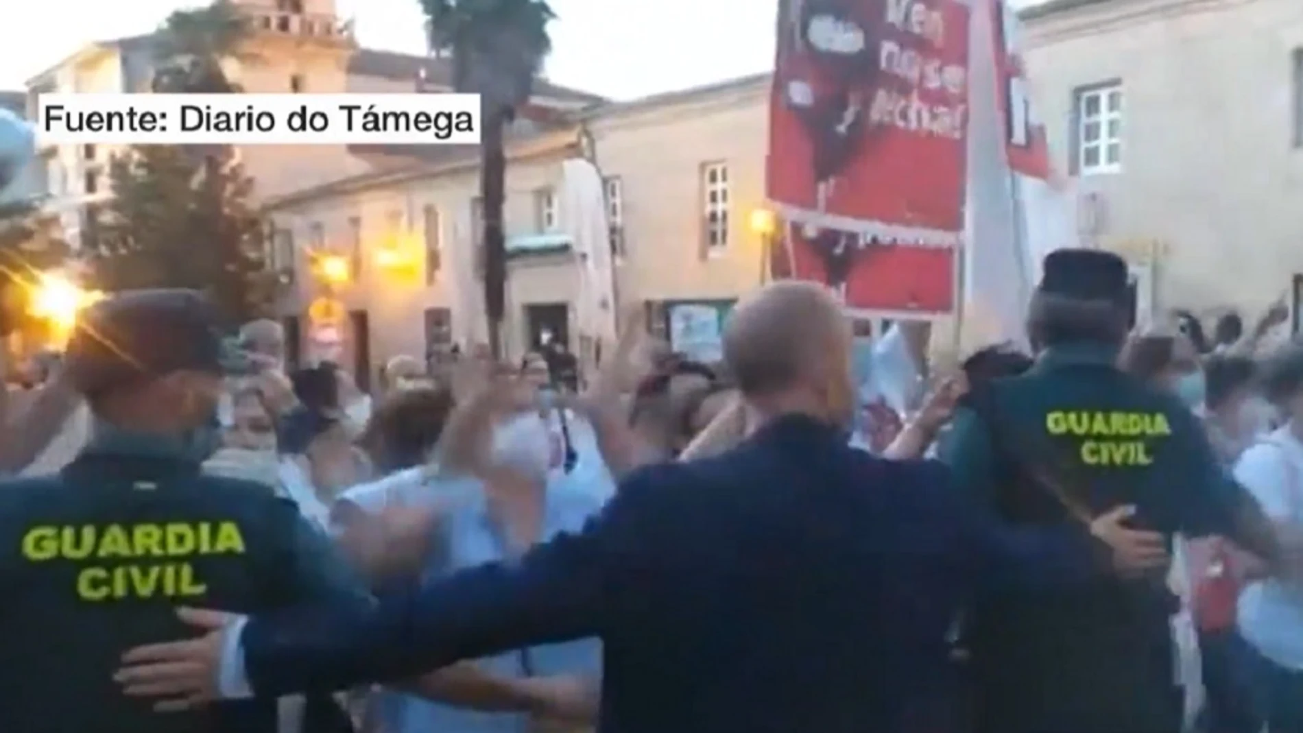 La Guardia Civil evita incidentes entre manifestantes y alcaldes del PP