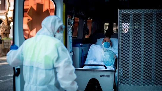 Un anciano de la residencia de mayores San Carlos de Celanova (Ourense) es trasladado a otro centro (Archivo) Un anciano de la residencia de mayores San Carlos de Celanova (Ourense) es trasladado a otro centro (Archivo)