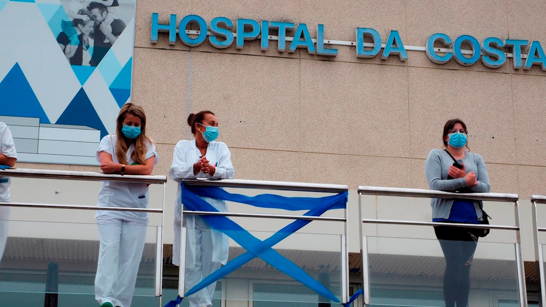 Miembros del personal del Hospital da Costa, en Burela, Lugo