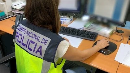 Una agente de la Policía Nacional trabajando