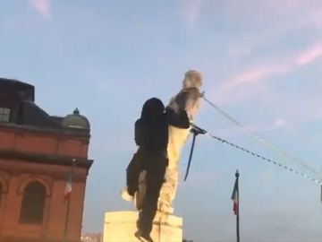 Momento del derribo de la estatua de Cristóbal Colón en Baltimore Momento del derribo de la estatua de Cristóbal Colón en Baltimore
