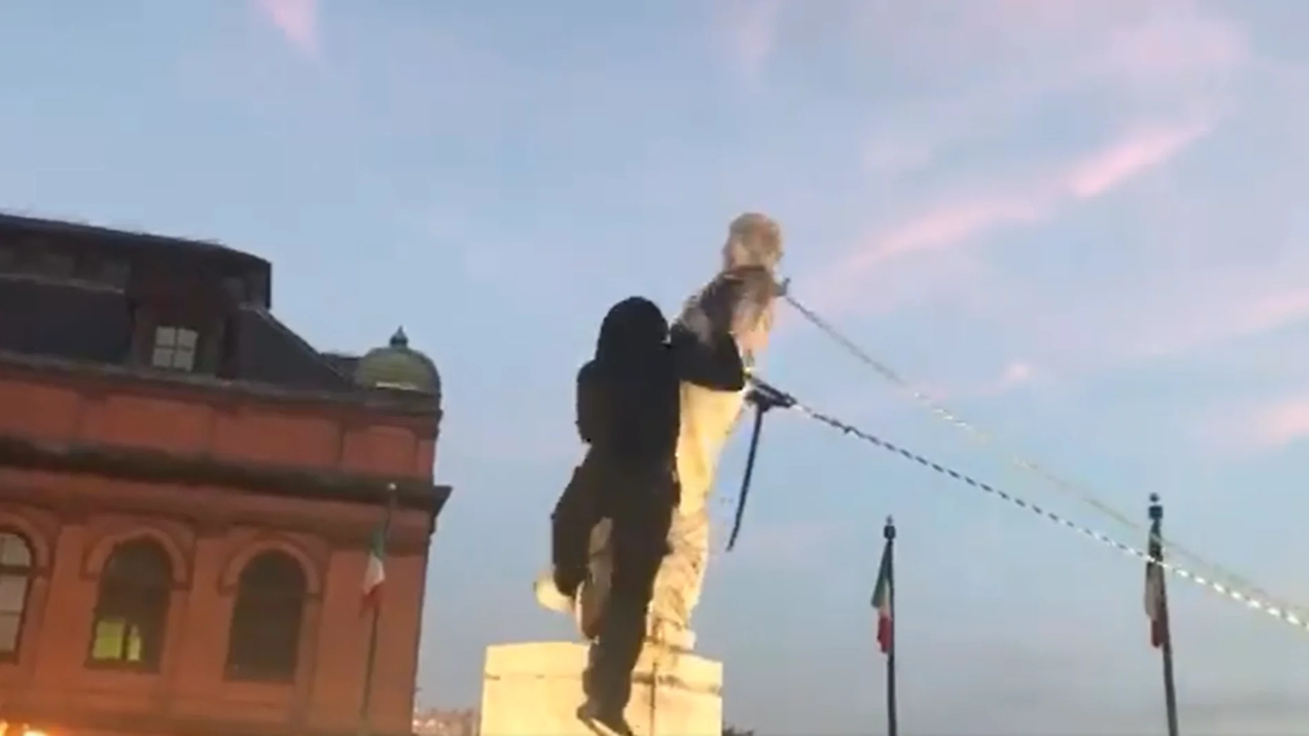 Momento del derribo de la estatua de Cristóbal Colón en Baltimore
