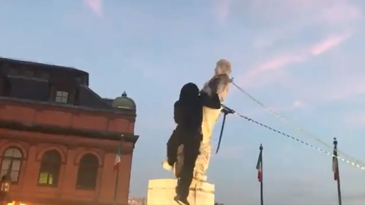 Momento del derribo de la estatua de Cristóbal Colón en Baltimore