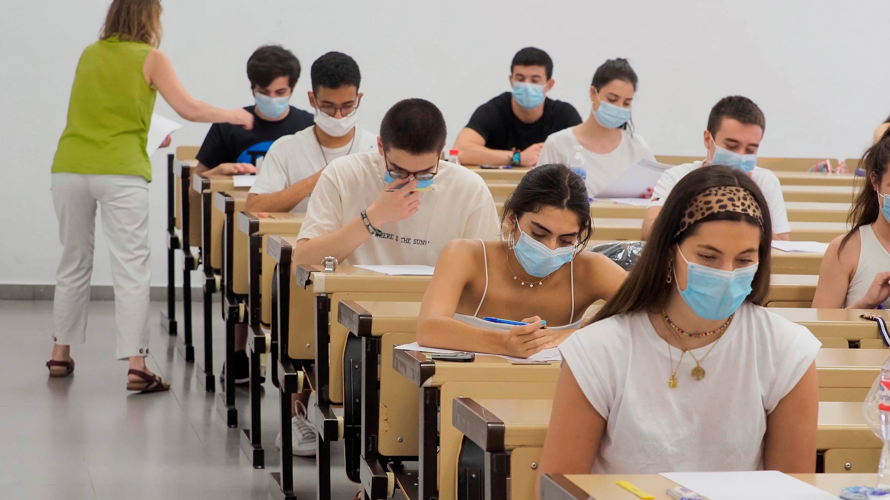 Varios alumnos realizando las pruebas de la EBAU (Archivo)