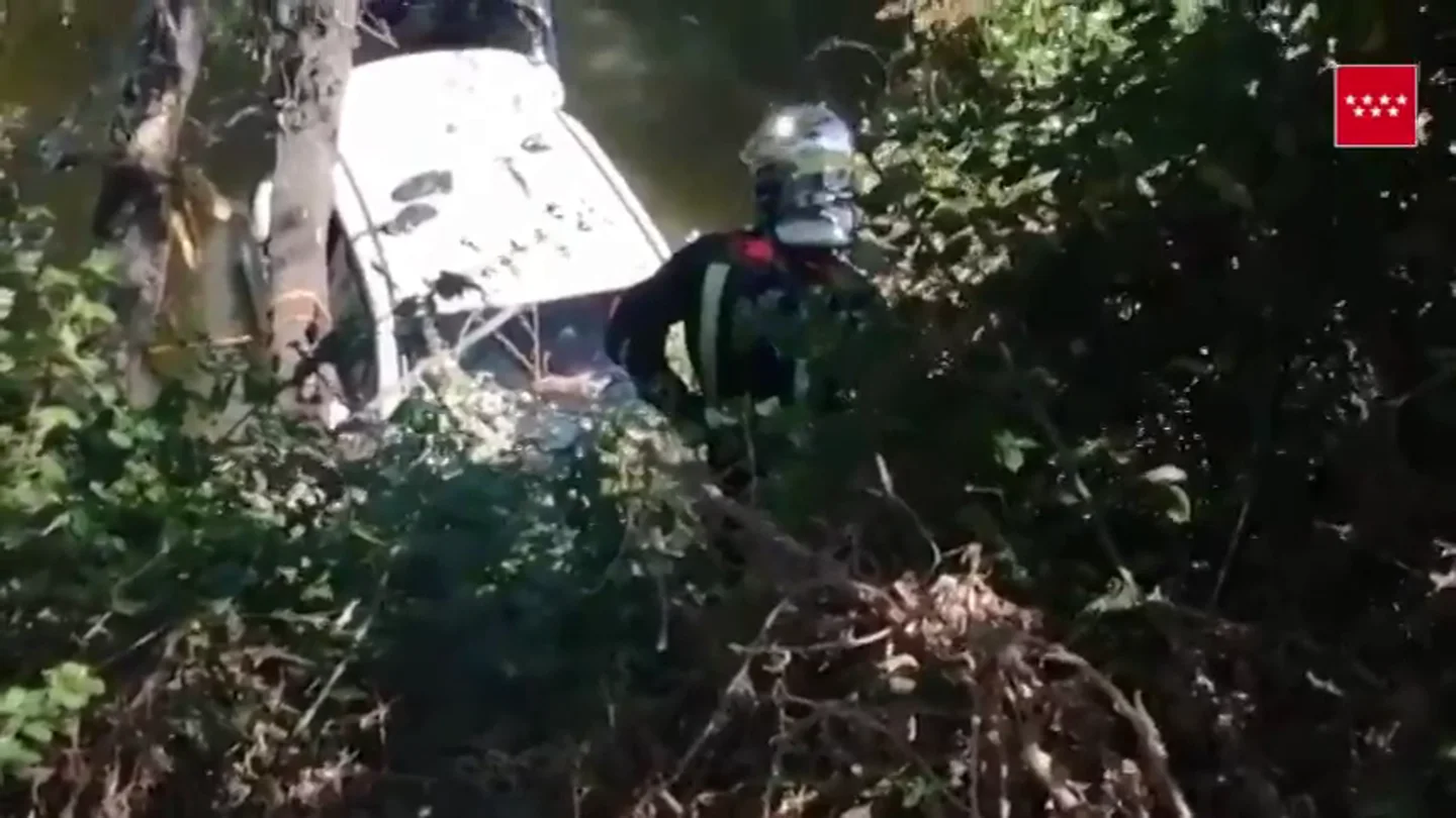 El complicado rescate a un hombre de 78 años tras caer con su coche al río Henares, en Madrid El complicado rescate a un hombre de 78 años tras caer con su coche al río Henares, en Madrid