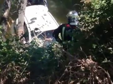 El complicado rescate a un hombre de 78 años tras caer con su coche al río Henares, en Madrid El complicado rescate a un hombre de 78 años tras caer con su coche al río Henares, en Madrid