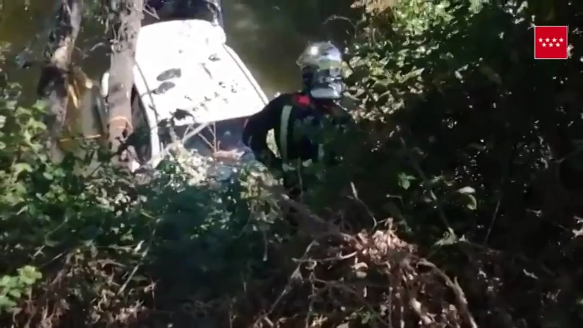 El complicado rescate a un hombre de 78 años tras caer con su coche al río Henares, en Madrid