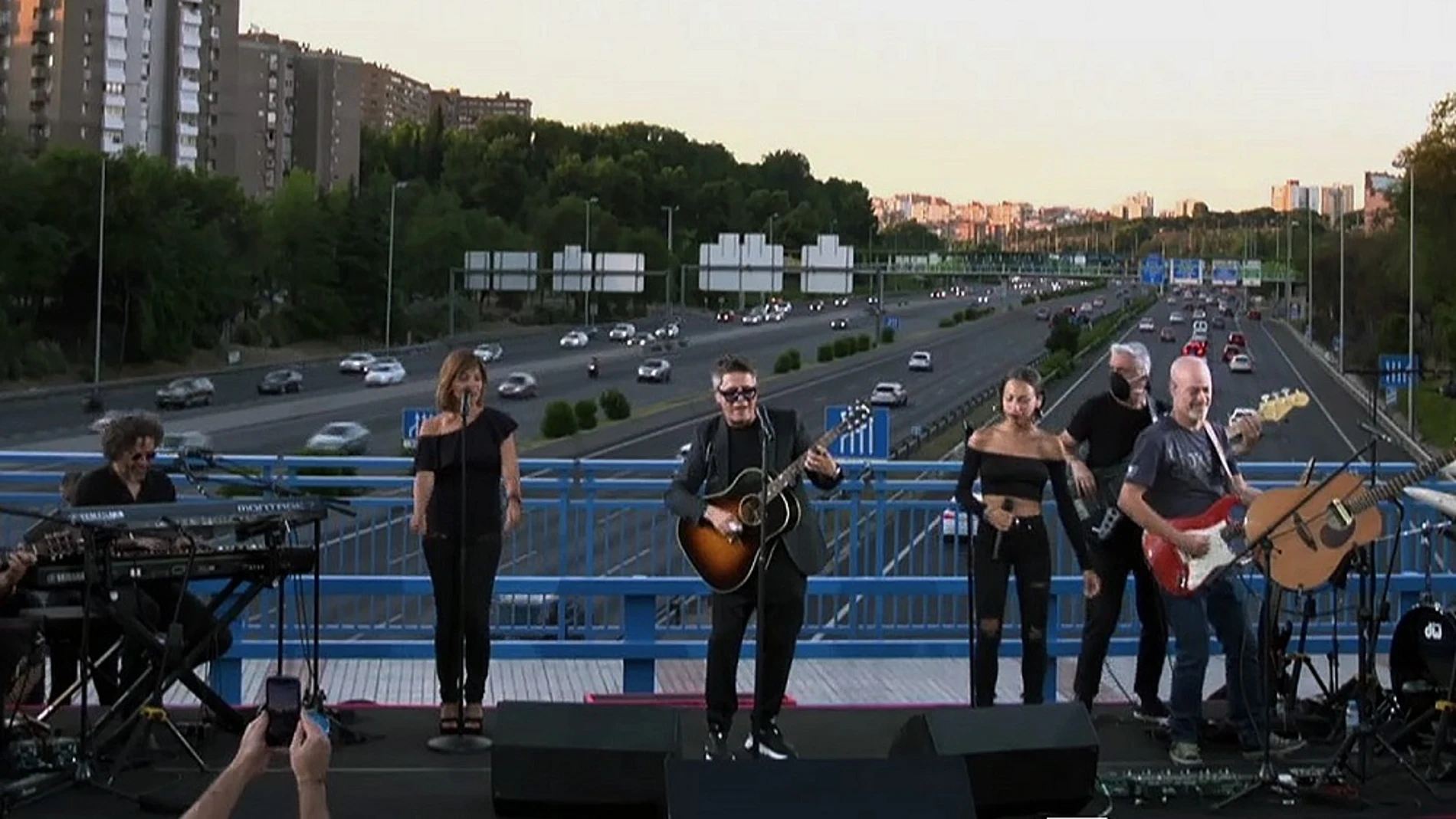 Oficial altura Papá Alejandro Sanz da un concierto sorpresa desde un puente de la M-30 junto al  distrito madrileño en el que creció