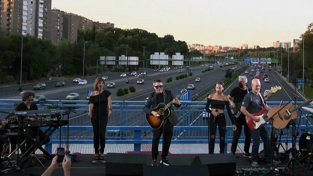 Alejandro Sanz da un concierto por sorpresa sobre un puente de la M30 en Madrid