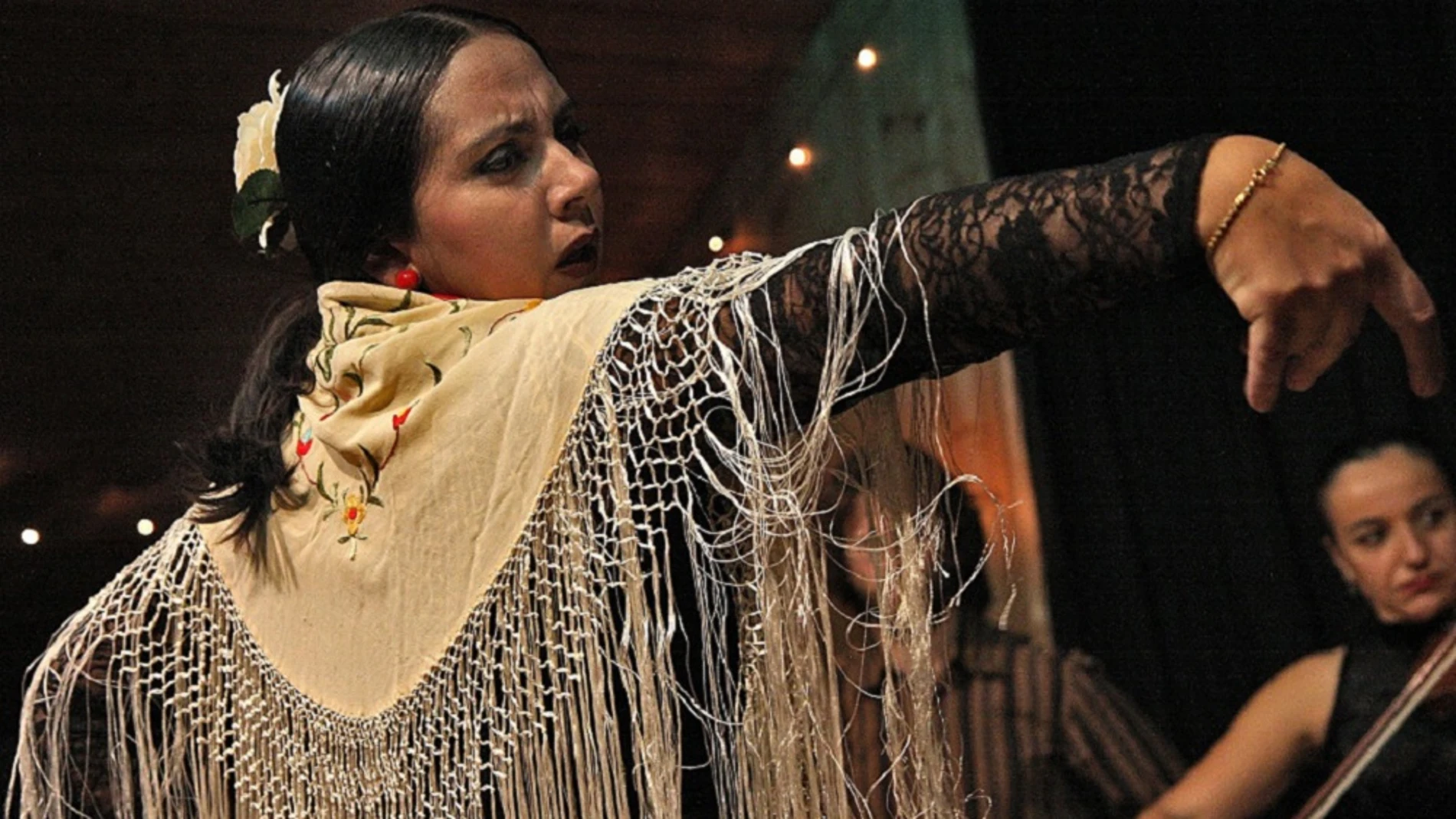 Imagen de una mujer bailando flamenco