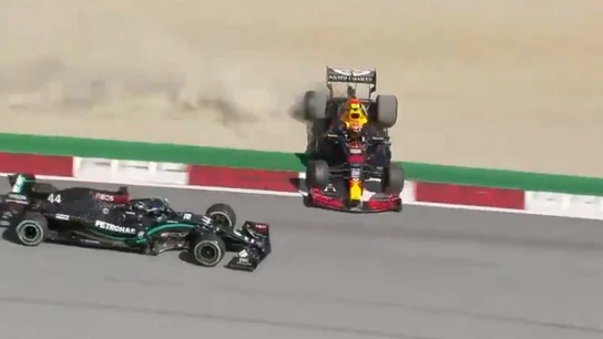 Instante después de que Hamilton impacte contra el Red Bull de Albon Instante después de que Hamilton impacte contra el Red Bull de Albon