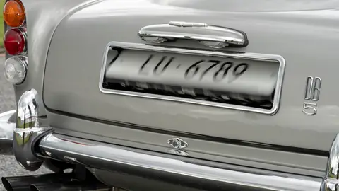 La nueva edición del DB5 incluye algunos inventos de las películas de James Bond Aston Martin DB5 Goldfinger Continuation